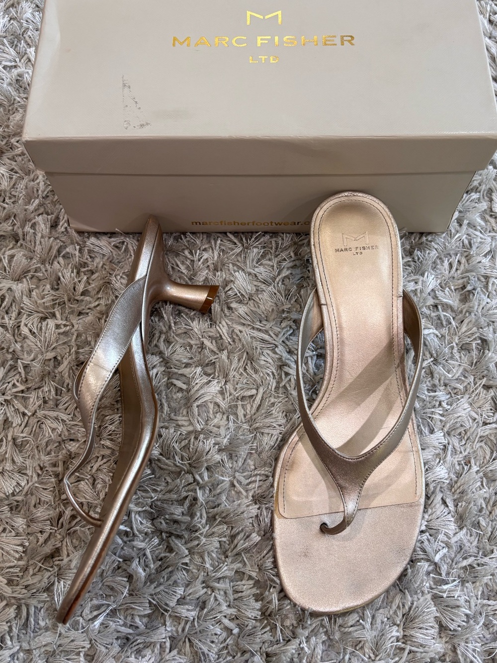 Marc Fisher Dahlia Gold Metallic Kitten Heel Thong Sandals Size 10